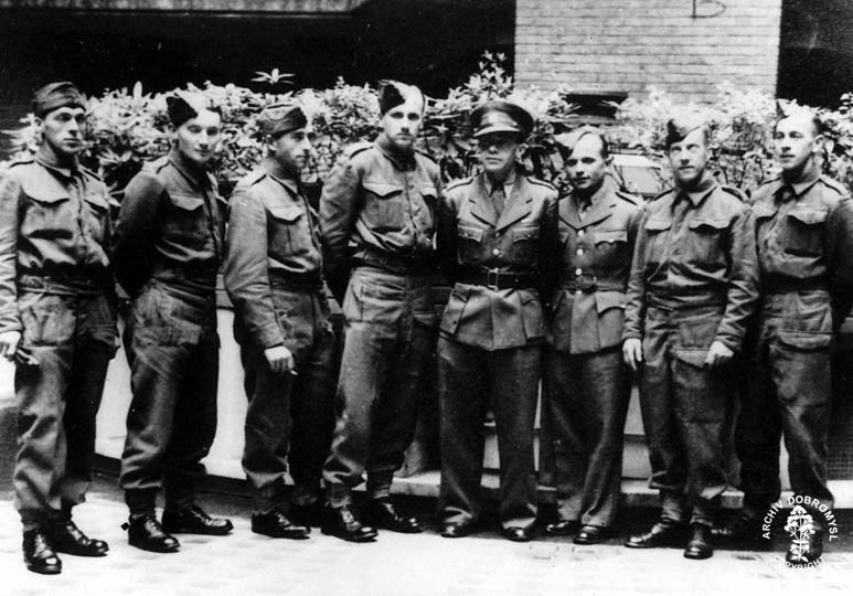 Absolventi prvnho kurzu tonho boje na STS 25 a parakurzu na STS 51 vervenci a srpnu 1941. Zleva stoj: Vclav Mlek, Libor Zapletal, Josef Gemrot, Frantiek Pavelka, Frantiek Lopaur, Josef Gabk, Leopold Musil a Vojtch Lukatk.